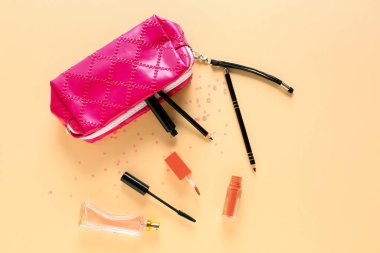 Kozmetik ürünleri ve renk arkaplanındaki torba bileşimi