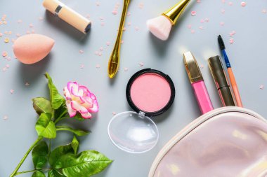 Renk arkaplanında kozmetik, çiçek ve torba bileşimi