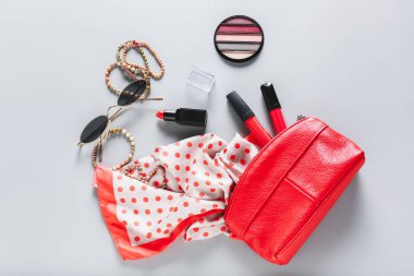 Kozmetik ürünleri ve renk arkaplanındaki başörtüsü içeren kompozisyon