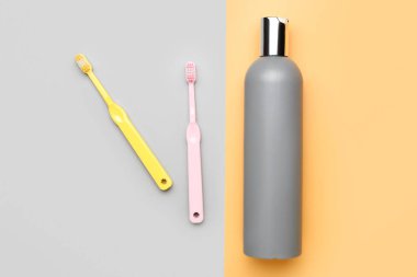 Renkli duş jeli ve diş fırçaları