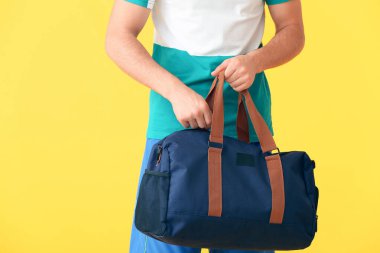 Renkli çantalı genç adam.