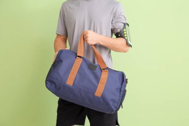 Renkli çantalı genç adam.