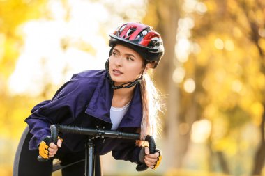 Bisiklete binen kadın bisikletçi.