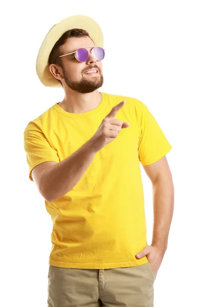 Schöner Mann Mit Stylischer Sonnenbrille Die Etwas Auf Weißem Hintergrund — Stockfoto