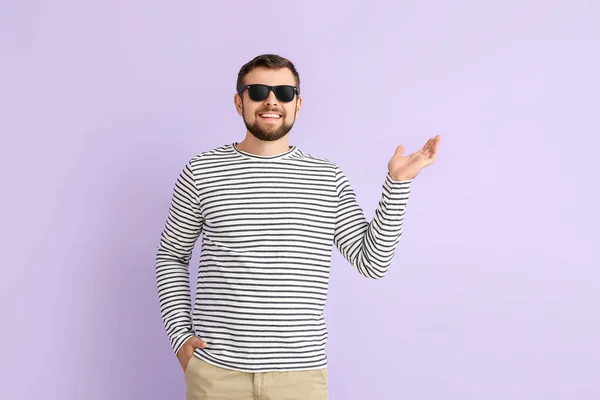 Handsome Man Stylish Sunglasses Showing Something Color Background — Stock Photo, Image