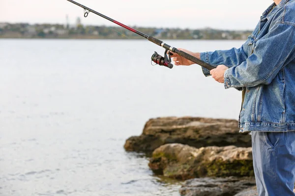 Jovem Pescando Rio — Fotografia de Stock