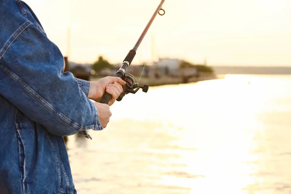 Jovem Pescando Rio — Fotografia de Stock