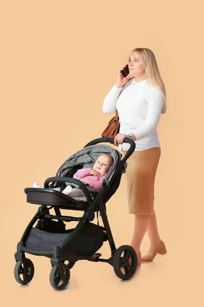 Kvinna Och Hennes Söta Baby Barnvagn Färg Bakgrund — Stockfoto