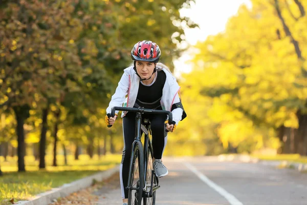 Ciclista Mujer Montar Bicicleta Aire Libre —  Fotos de Stock