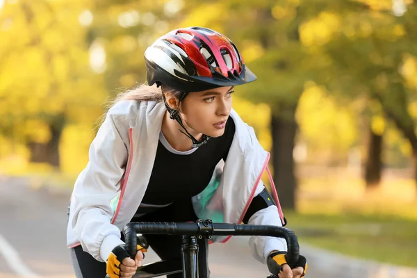 Bisiklete Binen Kadın Bisikletçi — Stok fotoğraf
