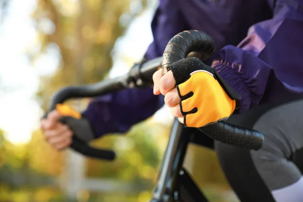 Kobieta Rowerzysta Jazda Rowerze Zewnątrz Zbliżenie — Zdjęcie stockowe