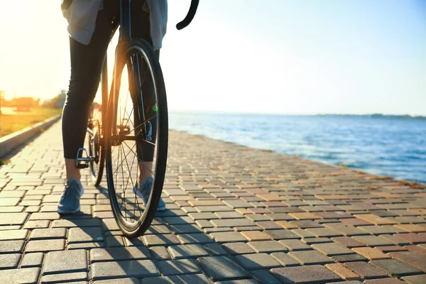 Ciclista Mujer Montar Bicicleta Aire Libre —  Fotos de Stock