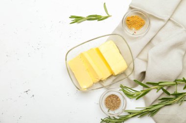 Baharatlı taze tereyağı ve arka planda biberiye.