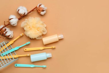 Renkli arka planda banyo aksesuarları