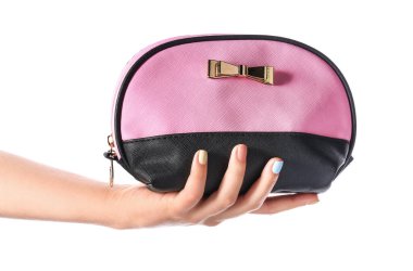 Beyaz arka planda kozmetik çanta tutan kadın, yakın plan.