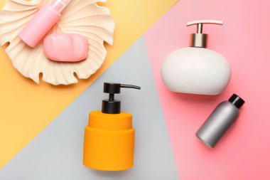 Renk arkaplanında banyo aksesuarları ve kozmetik ürünleri olan kompozisyon