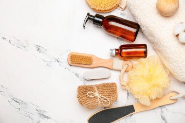 Hafif arkaplanda banyo aksesuarları ve kozmetik ürünleri olan kompozisyon