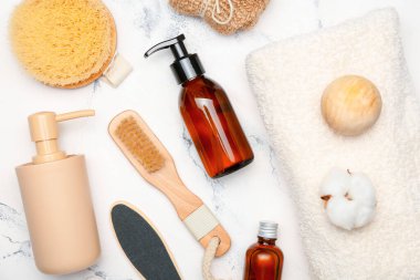 Hafif arkaplanda banyo aksesuarları ve kozmetik ürünleri olan kompozisyon