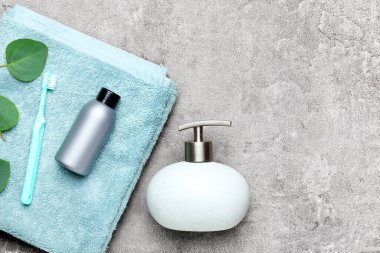 Gri arka planda banyo aksesuarları ve kozmetik ürünleri olan kompozisyon