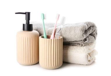 Beyaz arka planda banyo aksesuarları ve kozmetik ürünleri olan kompozisyon