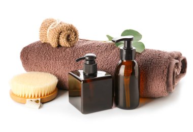 Beyaz arka planda banyo aksesuarları ve kozmetik ürünleri olan kompozisyon