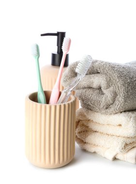 Beyaz arka planda banyo aksesuarları ve kozmetik ürünleri olan kompozisyon