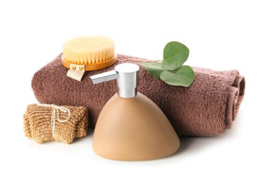 Beyaz arka planda banyo aksesuarları ve kozmetik ürünleri olan kompozisyon