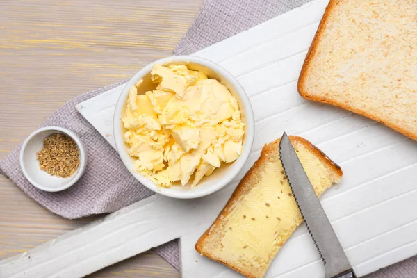 Tigela Com Manteiga Fresca Pão Tábua Madeira — Fotografia de Stock