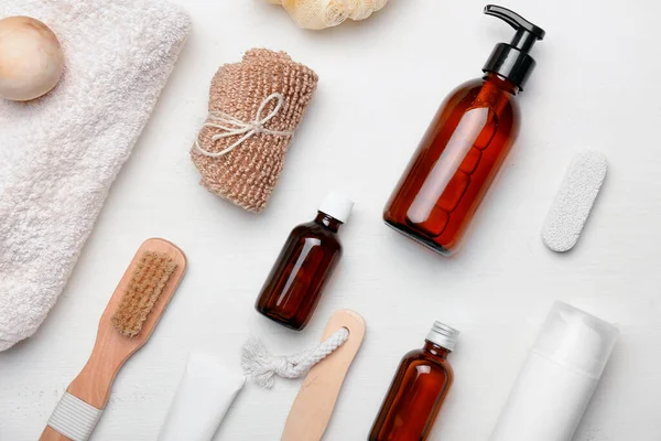 Hafif Arkaplanda Banyo Aksesuarları Kozmetik Ürünleri Olan Kompozisyon — Stok fotoğraf