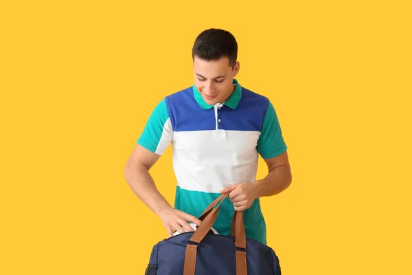 Joven Deportivo Con Bolso Sobre Fondo Color — Foto de Stock