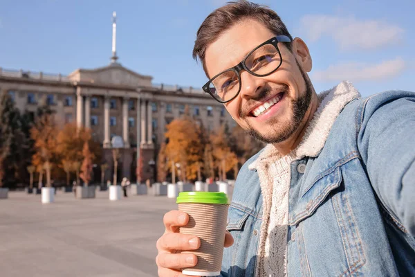 Hombre Guapo Tomando Selfie Aire Libre — Foto de Stock