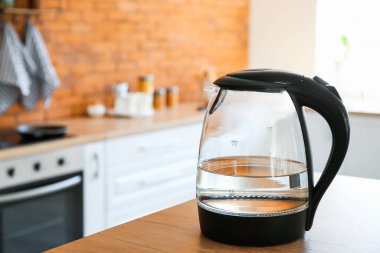 Mutfakta su olan elektrikli su ısıtıcısı.