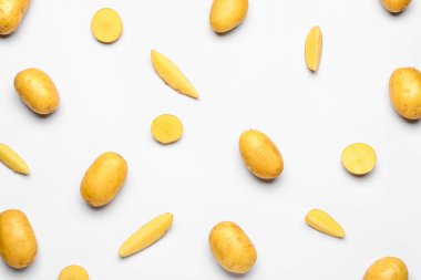 Beyaz arkaplanda çiğ patates