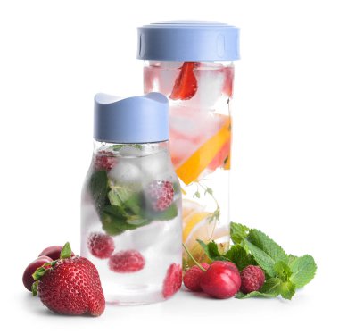 Beyaz arka planda nane aromalı, böğürtlen ve narenciye dolu su şişeleri