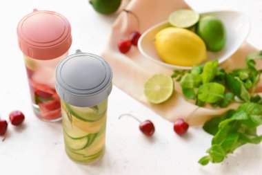 Naneli su şişeleri, hafif masada böğürtlen ve narenciye.