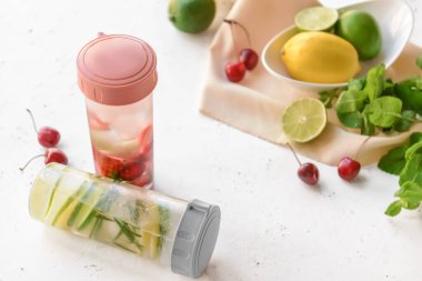 Naneli su şişeleri, hafif masada böğürtlen ve narenciye.