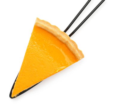 Beyaz arka planda lezzetli balkabağı turtası dilimi