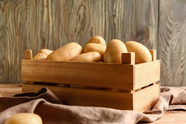 Holzkiste Mit Rohen Kartoffeln Auf Holztisch — Stockfoto
