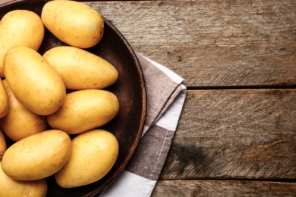 Teller Mit Rohen Kartoffeln Auf Holztisch — Stockfoto