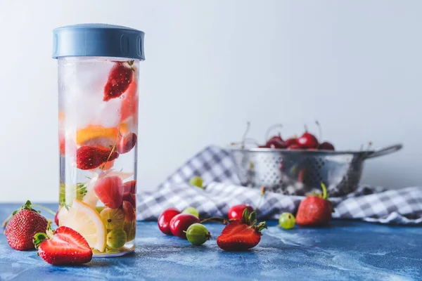 Fles Zoet Water Met Bessen Citrusvruchten Kleurentafel — Stockfoto