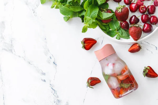 Bouteille Eau Infusée Menthe Avec Des Baies Sur Table Lumineuse — Photo