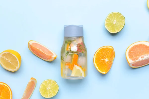 Láhev Infúzní Vody Citrusy Barevném Pozadí — Stock fotografie