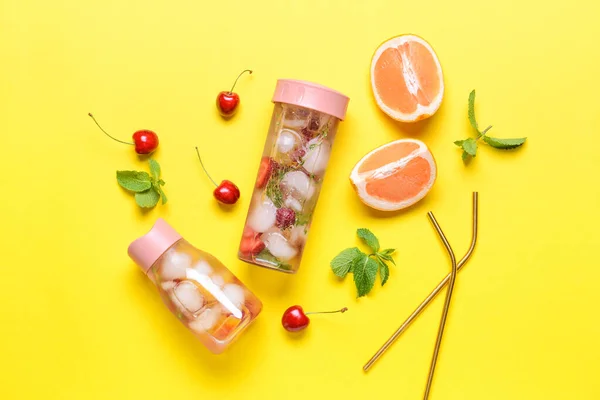Flessen Van Geïnfundeerd Water Met Citrusvruchten Bessen Kleur Achtergrond — Stockfoto