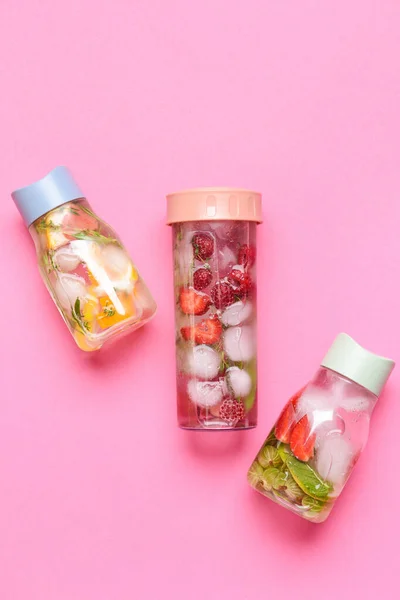 Botellas Agua Infundida Con Cítricos Bayas Sobre Fondo Color — Foto de Stock