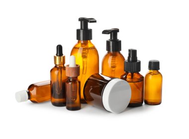 Beyaz arkaplanda kozmetik şişeler