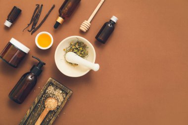 Kozmetik şişelerinin kompozisyonu bal ve bitkilerin renkleri