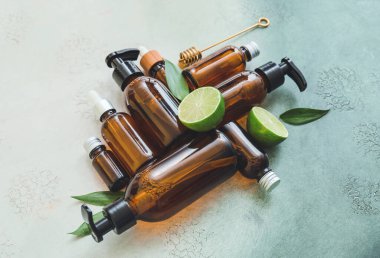 Renkli arka planda doğal kozmetik ürünleri olan şişelerin bileşimi