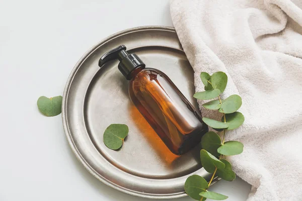 Butelka Dozująca Naturalnymi Kosmetykami Eukaliptusowymi Jasnym Tle — Zdjęcie stockowe