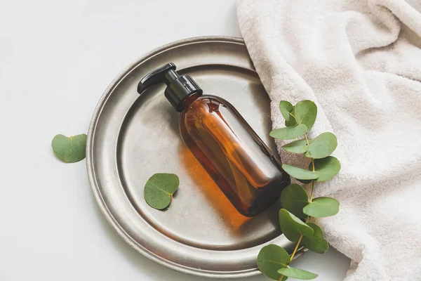 Flacon Distributeur Avec Des Cosmétiques Naturels Eucalyptus Sur Fond Clair — Photo