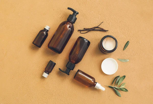 Composição Garrafas Com Cosméticos Cuidado Natural Fundo Cor — Fotografia de Stock